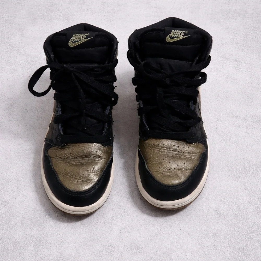 Nike Air Jordan 1 High OG Youth Size 2.5Y Black Gold